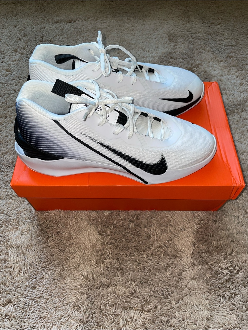 NWT Nike White and Black GT Jump Academy Athletic Shoes size 11.5